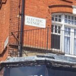 Mário Marra Instagram – O #tbt de hoje é uma lembrança recente.
Lembrança de pegar o metrô em Londres e buscar entender mais sobre um momento histórico: a chegada do Empire Windrush, navio que saiu da Jamaica para a Inglaterra.
A intenção era povoar o país, sofrido por causa da Segunda Guerra Mundial. Povoar, reconstruir, trazer força de trabalho e ânimo.
Estava em Londres no dia 22 de junho, data exata da chegada do navio, data da celebração dos 75 anos do que se tornou conhecida como Geração Windrush. O bairro de Brixton acabou se tornando casa de tantos imigrantes não só da Jamaica, mas de outros tantos países que ajudaram a reconstrução do Reino Unido.
O dia não foi de apenas celebração, mas de muita reflexão. Existe uma valorização da cultura negra na Inglaterra e Brixton faz questão de produzir conteúdos com a temática.
Foi por causa das tensões causadas boa parte pelo racismo da polícia nos confrontos com trabalhadores em Brixton que Eddy Grant compôs, em 1982, a música Eletric Avenue. Estive lá.
O dia foi repleto de atividades culturais e sociais por lá. O 22 de junho vai ser sempre um dia simbólico, assim como a Eletric Avenue, assim como o sofrimento de quem ajudou a reconstruir o país e tem que afirmar e reafirmar posições.
#tbt #brixton #eletricavenue #againstacism #eddygrant #empirewindrush #windrush