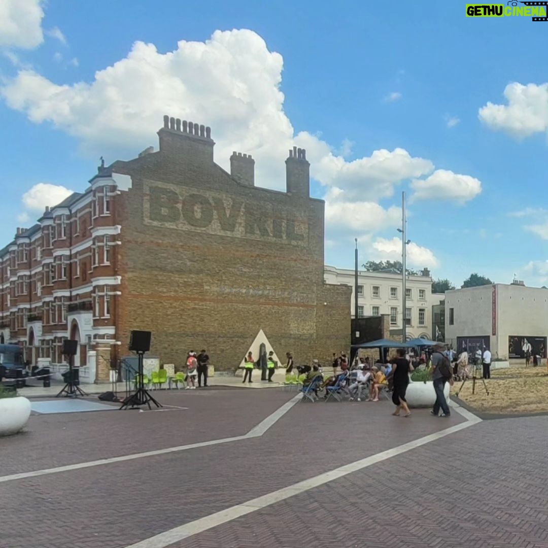 Mário Marra Instagram - O #tbt de hoje é uma lembrança recente. Lembrança de pegar o metrô em Londres e buscar entender mais sobre um momento histórico: a chegada do Empire Windrush, navio que saiu da Jamaica para a Inglaterra. A intenção era povoar o país, sofrido por causa da Segunda Guerra Mundial. Povoar, reconstruir, trazer força de trabalho e ânimo. Estava em Londres no dia 22 de junho, data exata da chegada do navio, data da celebração dos 75 anos do que se tornou conhecida como Geração Windrush. O bairro de Brixton acabou se tornando casa de tantos imigrantes não só da Jamaica, mas de outros tantos países que ajudaram a reconstrução do Reino Unido. O dia não foi de apenas celebração, mas de muita reflexão. Existe uma valorização da cultura negra na Inglaterra e Brixton faz questão de produzir conteúdos com a temática. Foi por causa das tensões causadas boa parte pelo racismo da polícia nos confrontos com trabalhadores em Brixton que Eddy Grant compôs, em 1982, a música Eletric Avenue. Estive lá. O dia foi repleto de atividades culturais e sociais por lá. O 22 de junho vai ser sempre um dia simbólico, assim como a Eletric Avenue, assim como o sofrimento de quem ajudou a reconstruir o país e tem que afirmar e reafirmar posições. #tbt #brixton #eletricavenue #againstacism #eddygrant #empirewindrush #windrush