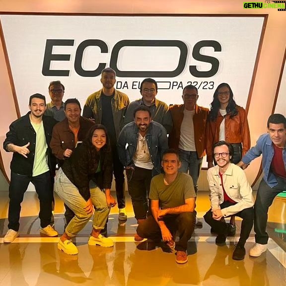 Mário Marra Instagram - Trabalhar na ESPN envolve ter o compromisso de estar atento aos principais campeonatos dos países da Europa. Transmitimos toda a temporada de diversos campeonatos e sempre ficamos muito felizes quando percebemos que o número de pessoas que nos assistem só cresce e muito do crescimento se dá porque muita gente boa se preocupa com a qualidade da informação que vai ao ar e com a imagem que vai até a casa das pessoas. Hoje foi aquele dia especial. Fechamento de temporada e dia de gravar o Ecos da temporada na Europa. Eu, @pauloandradereal , @palloma_carvalho e @mspadari fizemos a parte do programa que tratou da Premier League e outros colegas falaram da temporada italiana e da espanhola. Outros tantos trabalharam em outros tantos jogos e competições europeias. É muito bom poder ter tanta gente boa por perto. Um orgulho poder ter feito parte de tudo isso. Que venham outras tantas. O programa será exibido na ESPN, dia 14/06, e ficará também no @starplusbr .