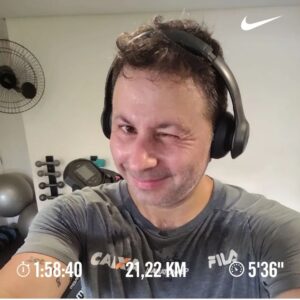 Mário Marra Instagram - O que uma manhã de folga não faz...
Desde o início da pandenia não fazia uma meia e hoje foi o dia do reencontro.
Claro que cansa, que tem dor envolvida, mas tem muita realização e prazer também.
Pensa bem: já são 52 anos nas pernas, três cirurgias no joelho e uns quilos indesejáveis a mais. É verdade de setembro para cá já perdi quase cinco, mas dá para perder mais e ser mais feliz.
#meiamaratonanacopa #meiamaratona #deolhonameiadoanoquevem #foiotimo #nikerun #esperopatrocinioparaumameianaeuropa #hahaha #festivalde#
