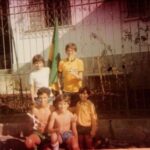 Mário Marra Instagram - Quando a Copa entrou na sua vida? Tenho lembranças ainda mais antigas que a da foto, mas foi a Copa de 82 que mais mexeu com a minha vida. Era a época de decorar a Rua Guaranésia com bandeiras, pintar o chão, jogar bola driblando paralelepípedos e contar com algum colega atento que avisava quando o ônibus da viação Andrade Costa apontava a esquina. Víamos os jogos na casa do meu tio e era lindo estar ali com meus primos. Os dias eram incríveis. Mesmo pequenos tínhamos nossas dores e ausências, mas a mobilização em torno da Copa anestesiava tudo por um tempo. Parece que nossos pais também esqueciam de tudo e o objetivo era um só. O tempo se encarregou de mudar prioridades, olhares e de nos embrutecer por dentro, mas aqueles dias daquela Copa são até hoje bons, quentes e amorosos. Que grande lembrança! Quando a Copa entrou na sua vida?