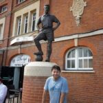 Mário Marra Instagram - Um #tbt de 2011. Dia muito legal de uma volta no Craven Cottage, estádio do Fulham. Na foto, eu, que não vou virar estátua, e Johnny Haynes, que foi muito bem também na seleção da Inglaterra. E aí vai a pergunta: você indicaria o nome de algum jogador para ficar eternizado na sede ou na porta do estádio do seu clube?