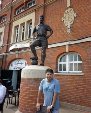Mário Marra Instagram - Um #tbt de 2011.
Dia muito legal de uma volta no Craven Cottage, estádio do Fulham.
Na foto, eu, que não vou virar estátua, e Johnny Haynes, que foi muito bem também na seleção da Inglaterra.
E aí vai a pergunta: você indicaria o nome de algum jogador para ficar eternizado na sede ou na porta do estádio do seu clube?