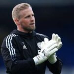 Mário Marra Instagram – Chegou o dia. 
Após 11 anos no Leicester, Kasper Schmeichel está de saída para o Nice.
Foram 479 partidas defendendo o clube e escrevendo uma história incrível de conquistas da Championship, Premier League, Copa da Inglaterra e Community Shield. Com Schmeichel, o Leicester disputou as quartas de final da Liga dos Campeões. Esteve até perto da semi, mas caiu para o Atlético de Madri.
Um grande se foi. 
O técnico Brendan Rodgers já havia dito que não deve buscar no mercado um novo titular. A disputa está entre Ward e Iversen. Uma nova etapa na vida do clube e na vida do goleiro da seleção da Dinamarca.
A Premier estará de volta já na sexta-feira. Eu, @pauloandradereal , @j.castelobranco e @carlossimonapito estaremos em Crystal Palace x Arsenal. 
Todos os jogos estarão no Starplus e vários estarão na ESPN.
#PremierLeagueNaESPN