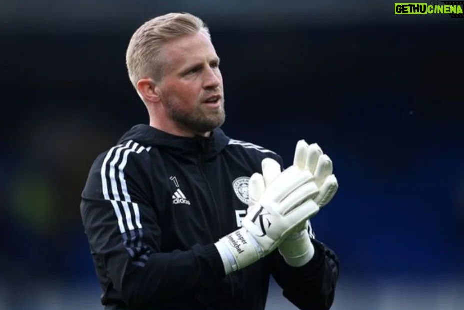 Mário Marra Instagram - Chegou o dia. Após 11 anos no Leicester, Kasper Schmeichel está de saída para o Nice. Foram 479 partidas defendendo o clube e escrevendo uma história incrível de conquistas da Championship, Premier League, Copa da Inglaterra e Community Shield. Com Schmeichel, o Leicester disputou as quartas de final da Liga dos Campeões. Esteve até perto da semi, mas caiu para o Atlético de Madri. Um grande se foi. O técnico Brendan Rodgers já havia dito que não deve buscar no mercado um novo titular. A disputa está entre Ward e Iversen. Uma nova etapa na vida do clube e na vida do goleiro da seleção da Dinamarca. A Premier estará de volta já na sexta-feira. Eu, @pauloandradereal , @j.castelobranco e @carlossimonapito estaremos em Crystal Palace x Arsenal. Todos os jogos estarão no Starplus e vários estarão na ESPN. #PremierLeagueNaESPN