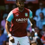 Mário Marra Instagram – Ok. Conhecer Tyrone Mings é fácil. O zagueiro do Aston Villa ostentou por um bom tempo a faixa de capitão da equipe de Birmingham e é figura fácil nas convocações para a seleção da Inglaterra.
Bom posicionamento, força na bola aérea defensiva/ofensiva e liderança são algumas características marcantes de Mings, mas o papo aqui não é sobre o zagueiro.
Já ouviu falar sobre a relação entre Tyrone Mings e Owusu Boakye Amando? 
Vou tentar te explicar: Owusu Amando é ganês e ama o Aston Villa. Já não é de hoje que a cidade de Ejisu-Juaben, na região de Ashanti, tem sido influenciada pela paixão pelo Aston Villa. É lá que Owusu Amando vive e é para ajudar as pessoas de lá que Mings tem se esforçado e feito campanhas.
A Tyrone Mings Academy tem enviado bolas, redes, kits de treinamento para Gana e tem feito mais campanhas para dar voz e saúde aos moradores de Ashanti.
Fazer a diferença na vida das pessoas parece ser algo nobre na vida de Mings.
Que bom!
O Aston Villa, de Mings, terá todos os seus jogos no Starplus e vários nos canais ESPN.
#PremierLeaguenaEspn

Fotos: Instagram de Tyrone Mings e Birmingham Mail.