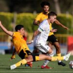 Mário Marra Instagram – Não chegaram muitas contratações e nem foram muitos amistosos de preparação para a temporada, mas o nível do futebol praticado pelo Wolverhampton tem despertado a atenção de seus torcedores.
Bruno Lage vai iniciar a sua segunda temporada à frente dos Wolves e tende a buscar elevar o padrão de uma equipe que lutou por vaga para competições continentais até muito perto do fim. 
Se a expectativa cresceu, as lesões causam relativa aflição.
Chiquinho, que terminou a temporada dando bons sinais, sofreu séria lesão no joelho e deve perder toda ou quase toda a temporada.
Hoje o departamento médico confirmou que o ídolo Raul Jimenez, com lesão não tão grave no joelho, também será desfalque por algumas semanas. 
É uma pena.
A Premier League já começa na próxima semana e os jogos estarão nos canais ESPN e no Starplus.
#PremierLeaguenaEspn

Crédito: foto Express and Star.