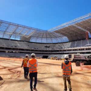 Mário Marra Instagram - Terminando a semana intensa e muito bem vivida de cobertura de Libertadores.
O que vai ao público é só uma parte do que é o trabalho.
Para estar no ar dependemos de muita gente e de muita coisa. 
Tudo saiu direitinho e pudemos comemorar nosso suor.
Claro que estar junto e fora de nossas rotinas nos convida também a conhecer mais sobre os outros, suas funções, aspirações e jeitos.
Sem falar, claro, que estar em BH é sempre uma oportunidade de segurar uma lagriminha ou outra e de suspirar com tantas lembranças de 40 anos vividos por lá. 
Te amo, BH. Sempre. 
Estou longe, mas você está sempre perto, sempre dentro. E em BH mora o meu filho, o meu motivo. Te amo. 
O post é também uma oportunidade de agradecer a todos que ralaram muito para tudo dar certo. Gente sem almoço, sem conseguir falar com a família, gente que voltava de covid e que sofria ainda com a recuperação. Muito obrigado também a tanta gente que mandou mensagem e que fez questão de parar para dar um alô. 
Foi ótimo e em breve tem mais equipe da ESPN espalhada por aí para tentar fazer o melhor. 
Beijos. #LibertadoresNaESPN