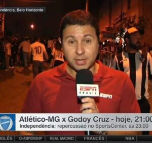Mário Marra Instagram - Sei que hoje não é dia de #tbt.
A foto é de maio de 2017 e foi a última vez que trabalhei para a ESPN em um jogo de Libertadores direto de BH.
É bem verdade que em 2017 não tínhamos os direitos de transmissão e eu fiz o antes e o depois do jogo. 
Maio de 2022 e eu estarei de volta em um jogo de Libertadores na minha cidade, mas agora comentando a partida pela ESPN.
América x Atlético, na ESPN. Conto com a sua audiência. 
Aos amigos queridos já deixo o meu pedido de desculpas. Vai ser tudo muito corrido e não vou conseguir dar os abraços que preciso e que gostaria de dar.
@alextsengoficial fará o Abre o Jogo. 
@nivaldoprieto narra. @elias6560 e @carlossimonapito nos comentários e @vinicius_nicoletti será o repórter.