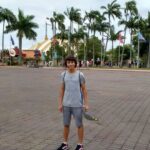 Mário Marra Instagram - Tá tudo bem. Não sou de reclamar da vida e procuro sempre tirar algo de positivo em tudo o que posso. Só que a saudade está me machucando. Parei para pensar e concluí que já são quatro meses que não consigo dar um abraço no meu amor. Para um pai que manda mensagem trinta vezes por dia, as fotos, os vídeos e os áudios já não estão resolvendo e quase nem aliviam mais. Não dá mais para carregar no colo, mas vou abraçar muito quando chegar o dia. Aproveito e te pergunto: você tem falado para o seu filho que você o ama?