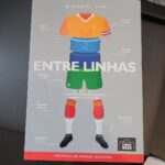 Mário Marra Instagram - Muitas vezes ouço que precisamos melhorar o debate sobre futebol no Brasil. O jogo mudou, o físico dos jogadores mudou, a preparação mudou e o debate poucas vezes acompanha. Trabalho na área há mais de vinte anos e acho que precisamos mudar, precisamos evoluir. Não é fácil, mas saio dos programas que participo com a sensação que levamos algo de bom para fomentar não só a discussão acalorada e apaixonada, mas especialmente a que procura respeitar o ser humano e o jogo de futebol, minha grande paixão. Todo jornalista deve repensar. Sempre. A oportunidade está aí. Existem cursos, vídeos, palestras e muito mais material que trata da cultura do jogo. Dá para ser melhor. É importante ser. Quem sempre nos oferece conteúdo de qualidade e nos leva ao imediato questionamento é a @editoragrandearea . A obra Entre Linhas, com prefácio do ídolo e amigo @rafael.oliveira.oficial é imperdível. Que alegria poder dividir com vocês a oportunidade de ganhar conhecimento com algo tão incrível como é o futebol. Valeu, Michael Cox! Valeu, Rafael Oliveira! Continue assim, Editora Grande Área. O debate pode melhorar e os caminhos existem.