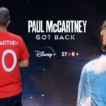 Mário Marra Instagram - Semana de transmissão de show do Paul. O último show dele no Brasil, o show do Maracanã, será transmitido pelo Disney Plus e nós produzimos cinco materiais que mostram um pouco da relação entre os Beatles e o futebol. Segue a primeira. Então tá bom. Paul McCartney nasceu em Liverpool e a cidade tem dois grandes times de futebol. A óbvia pergunta é: para quem Paul torce? Paul é azul ou é vermelho? Muitas pessoas falam - tem até umas fotos da época - que Paul foi visto em Wembley, em 1968, na final da Copa da Inglaterra entre Everton e West Brom. Naquele dia, se ele foi mesmo, ele não saiu muito feliz. O West Brom, na prorrogação, com requintes de crueldade, ganhou por 1 a 0. Paul McCartney já disse algumas vezes que ele e a família torcem para o Everton, mas (sempre tem um mas), ele também disse que um dia conheceu Kenny Dalglish, que foi jogador, grande ídolo do Liverpool e também treinador do clube de vermelho. Paul gostou muito de Dalglish e os dois ficaram amigos. Hoje em dia, ele torce para os dois clubes da cidade. Sim, ele sabe que isso não é nada comum, mas diz que ele é assim e se tornou fã dos dois times. Claro, se for um jogo entre eles, Paul assume que a opção dele é pelo Everton. Os Beatles ainda têm participação em uma outra final de Copa de Inglaterra, agora em 1965. Liverpool contra Leeds. Os caras mandaram um telegrama, ok vai, trazendo para os dias de hoje, os caras mandaram uma mensagem para Bill Shankly, treinador do Liverpool na época e disseram que estariam na torcida. O telegrama ficou famoso e foi reproduzido em um hotel em Liverpool. O resultado? Deu Liverpool, 2 a 1. Vale lembrar: naquela época ele não conhecia ainda Kenny Dalglish. Será que o Paul comemorou mesmo? O certo é que se você quiser ver o último show do Paul McCartney no Brasil, você vai poder. Basta assinar o Disney Plus ou o StarPlus. Nem precisa torcer. Dia 16, no Maracanã e no Disney Plus, tem Paul McCartney. #paulmccartneynodisneyplus #paulmccartney