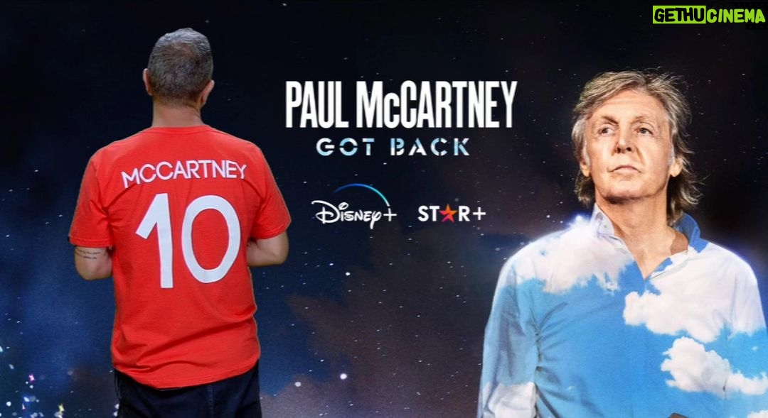 Mário Marra Instagram - Semana de transmissão de show do Paul. O último show dele no Brasil, o show do Maracanã, será transmitido pelo Disney Plus e nós produzimos cinco materiais que mostram um pouco da relação entre os Beatles e o futebol. Segue a primeira. Então tá bom. Paul McCartney nasceu em Liverpool e a cidade tem dois grandes times de futebol. A óbvia pergunta é: para quem Paul torce? Paul é azul ou é vermelho? Muitas pessoas falam - tem até umas fotos da época - que Paul foi visto em Wembley, em 1968, na final da Copa da Inglaterra entre Everton e West Brom. Naquele dia, se ele foi mesmo, ele não saiu muito feliz. O West Brom, na prorrogação, com requintes de crueldade, ganhou por 1 a 0. Paul McCartney já disse algumas vezes que ele e a família torcem para o Everton, mas (sempre tem um mas), ele também disse que um dia conheceu Kenny Dalglish, que foi jogador, grande ídolo do Liverpool e também treinador do clube de vermelho. Paul gostou muito de Dalglish e os dois ficaram amigos. Hoje em dia, ele torce para os dois clubes da cidade. Sim, ele sabe que isso não é nada comum, mas diz que ele é assim e se tornou fã dos dois times. Claro, se for um jogo entre eles, Paul assume que a opção dele é pelo Everton. Os Beatles ainda têm participação em uma outra final de Copa de Inglaterra, agora em 1965. Liverpool contra Leeds. Os caras mandaram um telegrama, ok vai, trazendo para os dias de hoje, os caras mandaram uma mensagem para Bill Shankly, treinador do Liverpool na época e disseram que estariam na torcida. O telegrama ficou famoso e foi reproduzido em um hotel em Liverpool. O resultado? Deu Liverpool, 2 a 1. Vale lembrar: naquela época ele não conhecia ainda Kenny Dalglish. Será que o Paul comemorou mesmo? O certo é que se você quiser ver o último show do Paul McCartney no Brasil, você vai poder. Basta assinar o Disney Plus ou o StarPlus. Nem precisa torcer. Dia 16, no Maracanã e no Disney Plus, tem Paul McCartney. #paulmccartneynodisneyplus #paulmccartney