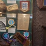 Mário Marra Instagram - Hoje, em 1863, alguns senhores se reuniram no Freemasons Arms para criar a Football Association. Alguém pode afirmar que o futebol já era jogado desde antes, mas como organização, regras e liga a data de hoje merece ser celebrada demais. Estive no Freemasons algumas vezes e sempre que estive senti um fio de emoção. Parabéns, futebol. Obrigado.