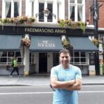 Mário Marra Instagram - Hoje, em 1863, alguns senhores se reuniram no Freemasons Arms para criar a Football Association. Alguém pode afirmar que o futebol já era jogado desde antes, mas como organização, regras e liga a data de hoje merece ser celebrada demais. Estive no Freemasons algumas vezes e sempre que estive senti um fio de emoção. Parabéns, futebol. Obrigado.