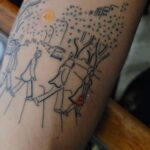 Mário Marra Instagram - Eram quatro caras de uma cidade do interior. Quatro caras muito jovens que viveram todas as inquietações da juventude em uma época de muitas mudanças no mundo. Conviveram com as dúvidas, as perdas, os medos, desejos e transformações que nós todos vivemos. Eram jovens e é uma característica da idade tentar entender os hormônios, as ansiedades. Transformar o mundo, descomplicar o complexo, complicar o simples, abusar de si mesmo, da inconsequência, irreverência e gritar por espaço, atenção. O tempo custava a passar e eles meteram a cara no trabalho. As oportunidades chegaram e aos poucos os caras conseguiram colocar no papel o que estavam vivendo, conseguiram se conectar com pessoas que sentiam as mesmas coisas. Os quatro experimentaram as mudanças do mundo e passaram a perceber que, mesmo sendo ainda muito novos, cheios de erros, medos e limitações, claro, eles representavam muita gente e entenderam que já não era mais só eles. Era possível e desejável deixar recados, semear esperança, despertar olhares mais humanos. Minha mãe, a dona Stella, ou tia Tetela (meus primos precisam saber que sempre amei a forma que eles falam dela) era uma impactada por eles. Eu, um bebê, fui colocado para dormir com ela cantando Beatles. Brincávamos de fazer barulho com a nossas bocas tentando repetir som de músicas que eles cantavam. Minha mãe está na minha mente, no meu coração e marcada na minha pele atravessando uma famosa rua em Londres com os quatro caras que foram tão importantes para ela. Estar novamente no show do Paul é rever tudo, é relembrar, é poder entender que as coisas vão melhorar sempre e a cada dia ficarão menos duras, pesadas e que é possível ser mais leve e melhor a cada dia. O show é sempre um grande espetáculo. Ele sabe o tamanho dele e sabe que pode oferecer simpatia, amor, afeto, proposta de paz e crescimento. Eu e a Renata ficamos ali apertados e abraçados por longas quatro horas e de novo saímos felizes, melhores e mais reflexivos. Paul e seus amigos são a trilha da minha vida e tenho muito a agradecer a eles. Te amo, meu Sir. And in the end The love you take Is equal to the love you make