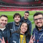 Mário Marra Instagram – É #tbt, mas não é um #tbt qualquer.
Vivi nos últimos dias muitas emoções diferentes.
Vi o aniversário da minha esposa em um outro continente e gosto muito de comemorar datas com quem amo, mas ela sabia o que tudo aquilo representava.
Ela sabe do nível de zelo que procuro tratar o meu trabalho e a cobertura da Premier League é boa parte das minhas atribuições.
Mas não vim aqui para falar de mim,  ninguém aguenta textos com eu, eu e eu…
O tbt é uma oportunidade de reverenciar tanta gente que se esforçou tanto durante nosso período na Inglaterra. E nem falo só de quem estava lá fazendo a coisa ir ao ar. 
Toda a nossa equipe aqui do Brasil que vibrou muito com cada conquista, com cada avanço nas nossas pautas. Muito obrigado.
Construímos uma relação muito legal entre as pessoas. É parceria mesmo. 
Desde um comprando um simples café para o outro até viver a experiência de um ouvir um pouco mais sobre a vida do outro. É bom estar perto de gente de carne e osso. 
Teve clássico em Wembley, no Emirates, visita ao ct do  Tottenham e do Arsenal. Ida ao teto do Tottenham Hotspur Stadium (e pensar que eu tinha medo de elevador panorâmico…) e tome mais clássico com show de Haaland e Foden, bate papo com Harry Kane, Gabriel Jesus, Paquetá e Antony, abraço apertado após jogo e teve também a oportunidade de conhecer o craque Fred Caldeira e de rever o amigo Fernando Maisonave. Sem falar das inúmeras crises de risos.
Separar apenas dez fotos para escancarar nossa alegria foi muito difícil, mas não há o que fazer. 
Muito obrigado. 
O cara lá de Minas que ficava vendo a Premier League teve várias vezes que segurar as lágrimas de gratidão.
Vamos por mais.

O Alê Celebroni não tem insta, mas foi espetacular no trabalho e também no papo.

Não posso esquecer do grande amigo do Paulo Andrade o georgiano Nica, nem dos nossos anjos Barry, de Liverpool, Luís, da Guatemala e Márcio, brasileiro de Lisboa.