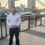 Mário Marra Instagram – Um pouco do que foi o nosso longo, lindo, frio e proveitoso dia. Que bom!
Que bom fazer o que ama e estar ao lado de pessoas que te oferecem todo o apoio para fazermos o melhor. 
O dia foi também de muita raça de toda a equipe que se desdobrou para fazer tudo tão bem feito. 
É difícil encaixar horários com entrevistados e na hora certa de cada programa. Ufa. Deu tudo certo!
Gabriel Jesus nos recebeu muito bem e foi muito bom o papo.
Claro que tudo isso em um cenário que me agrada demais e há muito tempo. 
Fechando o dia louco, recebo a foto da minha esposa, a quem devo tanto a maturidade e a serenidade, com meu cachorro lindão. Que saudade!

A primeira foto foi uma cortesia da @ferrazluiza 
O Alê Celebroni não tem Instagram e não foi marcado, mas também foi gigante. Tower Bridge