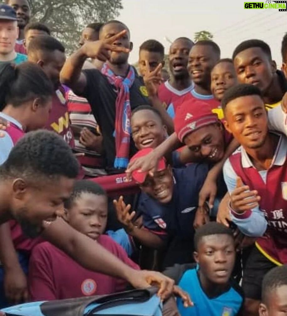 Mário Marra Instagram - Ok. Conhecer Tyrone Mings é fácil. O zagueiro do Aston Villa ostentou por um bom tempo a faixa de capitão da equipe de Birmingham e é figura fácil nas convocações para a seleção da Inglaterra. Bom posicionamento, força na bola aérea defensiva/ofensiva e liderança são algumas características marcantes de Mings, mas o papo aqui não é sobre o zagueiro. Já ouviu falar sobre a relação entre Tyrone Mings e Owusu Boakye Amando? Vou tentar te explicar: Owusu Amando é ganês e ama o Aston Villa. Já não é de hoje que a cidade de Ejisu-Juaben, na região de Ashanti, tem sido influenciada pela paixão pelo Aston Villa. É lá que Owusu Amando vive e é para ajudar as pessoas de lá que Mings tem se esforçado e feito campanhas. A Tyrone Mings Academy tem enviado bolas, redes, kits de treinamento para Gana e tem feito mais campanhas para dar voz e saúde aos moradores de Ashanti. Fazer a diferença na vida das pessoas parece ser algo nobre na vida de Mings. Que bom! O Aston Villa, de Mings, terá todos os seus jogos no Starplus e vários nos canais ESPN. #PremierLeaguenaEspn Fotos: Instagram de Tyrone Mings e Birmingham Mail.