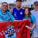 Mário Marra Instagram - Escalação definida para o amistoso entre o Austria Klagenfurt e o Southampton. Talvez o destaque esteja no banco de reservas e use a camisa 22. O atacante Patrick Hasenhuttl foi contratado na atual temporada e é esperança de gols. Mas por qual motivo os torcedores do Southampton, adversário do dia, procuraram o recém contratado pelo time austríaco para fotos? É que não é todo dia que pai e filho se enfrentam. Na verdade, para Ralph Hasenhuttl ver o filho é uma dificuldade daquelas. Ele trabalha feito louco como técnico do Southampton e o filho Patrick vive em viagens e jogos como atleta profissional. Ontem os dois se viram, trocaram algumas palavras e viram o empate em 0 a 0 como produtivo para avaliações do elenco e para entrosamento com jogadores. Em agosto Ralph Hasenhuttl estará com muita frequência na tela da @espnbrasil e do @starplusbr A Premier League estará de volta e teremos a oportunidade de ver grandes jogos e de conhecer muitas histórias. #premierleaguenaespn