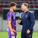 Mário Marra Instagram - Escalação definida para o amistoso entre o Austria Klagenfurt e o Southampton. Talvez o destaque esteja no banco de reservas e use a camisa 22. O atacante Patrick Hasenhuttl foi contratado na atual temporada e é esperança de gols. Mas por qual motivo os torcedores do Southampton, adversário do dia, procuraram o recém contratado pelo time austríaco para fotos? É que não é todo dia que pai e filho se enfrentam. Na verdade, para Ralph Hasenhuttl ver o filho é uma dificuldade daquelas. Ele trabalha feito louco como técnico do Southampton e o filho Patrick vive em viagens e jogos como atleta profissional. Ontem os dois se viram, trocaram algumas palavras e viram o empate em 0 a 0 como produtivo para avaliações do elenco e para entrosamento com jogadores. Em agosto Ralph Hasenhuttl estará com muita frequência na tela da @espnbrasil e do @starplusbr A Premier League estará de volta e teremos a oportunidade de ver grandes jogos e de conhecer muitas histórias. #premierleaguenaespn