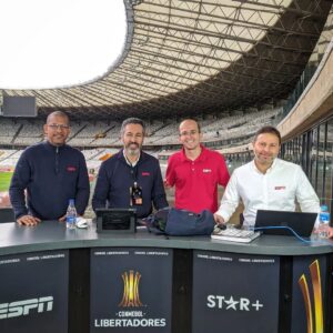 Mário Marra Instagram - Terminando a semana intensa e muito bem vivida de cobertura de Libertadores.
O que vai ao público é só uma parte do que é o trabalho.
Para estar no ar dependemos de muita gente e de muita coisa. 
Tudo saiu direitinho e pudemos comemorar nosso suor.
Claro que estar junto e fora de nossas rotinas nos convida também a conhecer mais sobre os outros, suas funções, aspirações e jeitos.
Sem falar, claro, que estar em BH é sempre uma oportunidade de segurar uma lagriminha ou outra e de suspirar com tantas lembranças de 40 anos vividos por lá. 
Te amo, BH. Sempre. 
Estou longe, mas você está sempre perto, sempre dentro. E em BH mora o meu filho, o meu motivo. Te amo. 
O post é também uma oportunidade de agradecer a todos que ralaram muito para tudo dar certo. Gente sem almoço, sem conseguir falar com a família, gente que voltava de covid e que sofria ainda com a recuperação. Muito obrigado também a tanta gente que mandou mensagem e que fez questão de parar para dar um alô. 
Foi ótimo e em breve tem mais equipe da ESPN espalhada por aí para tentar fazer o melhor. 
Beijos. #LibertadoresNaESPN