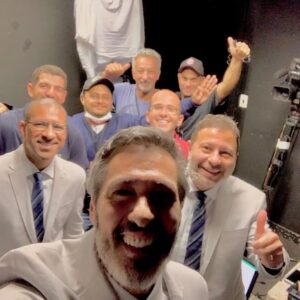 Mário Marra Instagram - Terminando a semana intensa e muito bem vivida de cobertura de Libertadores.
O que vai ao público é só uma parte do que é o trabalho.
Para estar no ar dependemos de muita gente e de muita coisa. 
Tudo saiu direitinho e pudemos comemorar nosso suor.
Claro que estar junto e fora de nossas rotinas nos convida também a conhecer mais sobre os outros, suas funções, aspirações e jeitos.
Sem falar, claro, que estar em BH é sempre uma oportunidade de segurar uma lagriminha ou outra e de suspirar com tantas lembranças de 40 anos vividos por lá. 
Te amo, BH. Sempre. 
Estou longe, mas você está sempre perto, sempre dentro. E em BH mora o meu filho, o meu motivo. Te amo. 
O post é também uma oportunidade de agradecer a todos que ralaram muito para tudo dar certo. Gente sem almoço, sem conseguir falar com a família, gente que voltava de covid e que sofria ainda com a recuperação. Muito obrigado também a tanta gente que mandou mensagem e que fez questão de parar para dar um alô. 
Foi ótimo e em breve tem mais equipe da ESPN espalhada por aí para tentar fazer o melhor. 
Beijos. #LibertadoresNaESPN