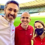 Mário Marra Instagram - Terminando a semana intensa e muito bem vivida de cobertura de Libertadores. O que vai ao público é só uma parte do que é o trabalho. Para estar no ar dependemos de muita gente e de muita coisa. Tudo saiu direitinho e pudemos comemorar nosso suor. Claro que estar junto e fora de nossas rotinas nos convida também a conhecer mais sobre os outros, suas funções, aspirações e jeitos. Sem falar, claro, que estar em BH é sempre uma oportunidade de segurar uma lagriminha ou outra e de suspirar com tantas lembranças de 40 anos vividos por lá. Te amo, BH. Sempre. Estou longe, mas você está sempre perto, sempre dentro. E em BH mora o meu filho, o meu motivo. Te amo. O post é também uma oportunidade de agradecer a todos que ralaram muito para tudo dar certo. Gente sem almoço, sem conseguir falar com a família, gente que voltava de covid e que sofria ainda com a recuperação. Muito obrigado também a tanta gente que mandou mensagem e que fez questão de parar para dar um alô. Foi ótimo e em breve tem mais equipe da ESPN espalhada por aí para tentar fazer o melhor. Beijos. #LibertadoresNaESPN