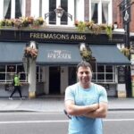 Mário Marra Instagram - Foi hoje em 1863 que alguns senhores se reuniram em um pub em Covent Garden e começaram a desenhar o que hoje toma conta do mundo. Eles queriam definir e padronizar para que o futebol fosse jogado com as mesmas regras em todo Reino Unido e criaram a FA, a primeira liga de futebol do mundo. Foi o primeiro grande passo e depois veio o profissionalismo. Um #tbt especial dos 160 anos daquela data. Freemasons Arms