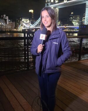 Mário Marra Instagram - A foto foi tirada sem que ela percebesse. Estávamos no ar na cobertura de dois clássicos na Inglaterra. 

Já conhecia a Natalie há muito tempo e já havíamos trabalhado juntos no passado. O post é sobre ela, mas vai aqui um relato: ela já era craque e, de longe, observava como era nítido que ela sempre estava preparada para tudo. 

Vou tornar agora público o que mandei para ela hoje no privado. 
"Você sabe que eu acho até bom não estar no jogo hoje, né?
O motivo é muito claro. Eu, um ser em eterno conflito e sempre perto da sensibilidade frouxa, não seria bem interpretado. 

Daria para perceber minhas lágrimas e as pessoas entenderiam que eu não estou feliz, mas estou 
feliz e orgulhoso por você e de você. 

O zelo, carinho e sua força de trabalho novamente foram vistos e reconhecidos.
Sim, será estranho não ter você por perto nos jogos, mas não será triste. Vai bastar acessar a informação de onde você está e a estranheza vai identificar a vitória de quem mereceu, vai ser a justiça. 
É nisso que creio e é nisso que me escoro.
Arrebenta.
Beijos."

Voltando ao início. Falei que ela não percebeu que estava sendo fotografada. É assim quando admiramos alguém e queremos guardar aquela pessoa por perto, ainda que na memória do celular. 

Natalie é um belo exemplo de profissional. Ímpar.