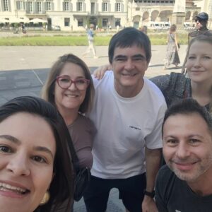 Mário Marra Instagram - Florença hoje resolveu brincar de fazer a gente ser feliz e grato por encontros tão significativos.
Samuel e Laura em uma praça. 
Rômulo e Fabiana na estação e no almoço. 
Que bom!