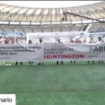 Mário Marra Instagram - Juntos com @marramario, @sportscenterbr e a @espnbrasil, estamos iluminando a trajetória das famílias com doença de Huntington. A doença de Huntington é uma condição genética, rara e progressiva, que afeta o sistema nervoso central, prejudicando tanto as funções motoras quanto cognitivas e comportamentais das pessoas diagnosticadas. Não existe ainda cura ou tratamento eficaz para a DH. A iniciativa da Associação Brasil Huntington (ABH) que aconteceu no jogo de ontem (30/09) contou com a organização do Governo do Estado Rio de Janeiro, da Secretaria Municipal de Esporte e Lazer de Rio Bonito (RJ) e da Superintendência de Desportos do Estado do Rio de Janeiro (Suderj), com o apoio do Flamengo. O preconceito só pode ser combatido com informação. Juntos, podemos acabar com o estigma e o desconhecimento sobre a doença de Huntington! Agradecemos a todos envolvidos por unirem forças com a ABH para conscientizar, apoiar e inspirar. #OcultaNuncaMais #eujogoporhuntington #eumemovimentoporhuntington Estádio do Maracanã