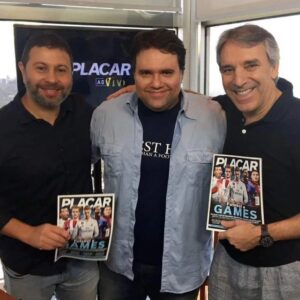 Mário Marra Instagram - Um #tbt de 2017 e de uma dor de saudade.
Eu e @oscar.ulisses fomos bater um papo com o Rodrigo Rodrigues na Placar e o papo sobre futebol era só um pretexto para rirmos um da cara do outro, para ouvir o Rodrigo tocar um pouco ou contar uma nova história.
Ele sempre chegava uns segundos após a gargalhada.
Eu, ele e Oscar ainda montamos um programinha no Facebook que era muito gostoso. Às quintas e às "4 e pouco", o trio se reunia na casa do Rodrigo e, de novo, ríamos um da cara do outro. 
Saudades.