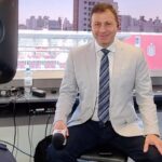 Mário Marra Instagram - Então o assunto é bastidores de uma cobertura? Vamos lá! A semana foi de muita emoção com competições da Conmebol. Teve @edelpoficial x @corinthians e também @racingclub x @bocajrsoficial Aqui vai um pouco do que você não viu no ar da cobertura do jogo entre Estudiantes e Corinthians. #laplata