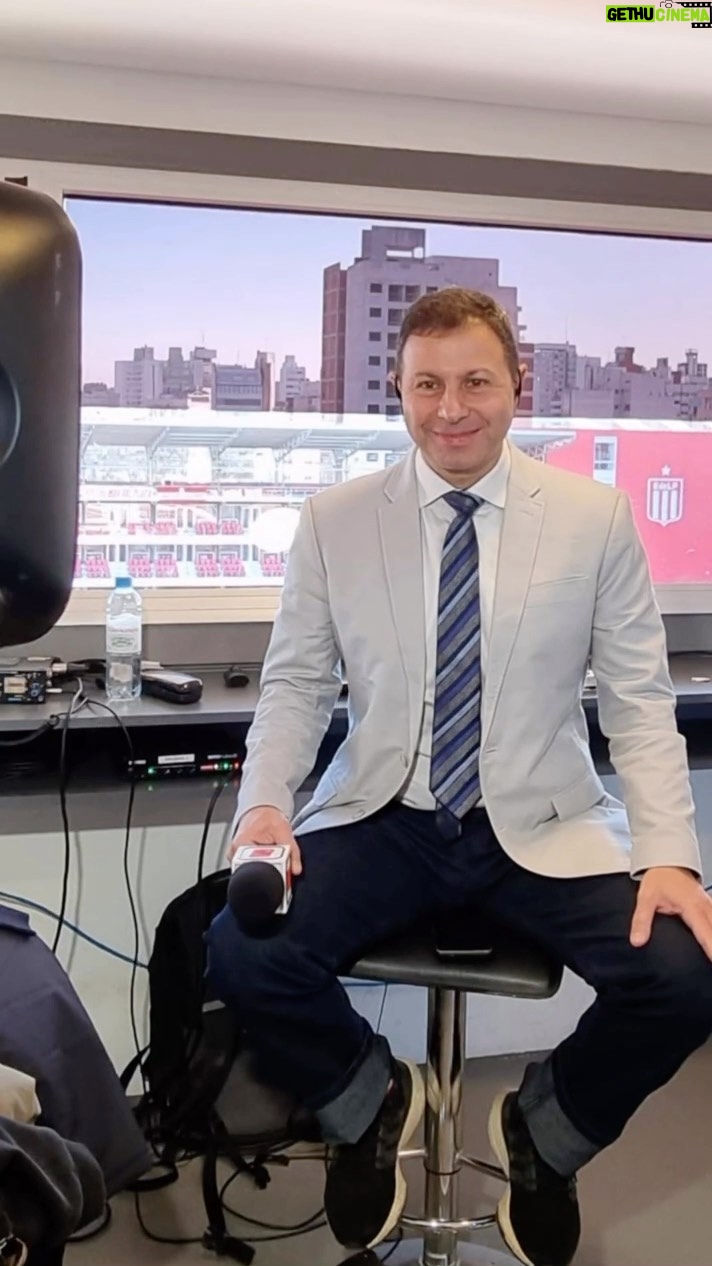 Mário Marra Instagram - Então o assunto é bastidores de uma cobertura? Vamos lá! A semana foi de muita emoção com competições da Conmebol. Teve @edelpoficial x @corinthians e também @racingclub x @bocajrsoficial Aqui vai um pouco do que você não viu no ar da cobertura do jogo entre Estudiantes e Corinthians. #laplata