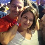 Mário Marra Instagram - Eram quatro caras de uma cidade do interior. Quatro caras muito jovens que viveram todas as inquietações da juventude em uma época de muitas mudanças no mundo. Conviveram com as dúvidas, as perdas, os medos, desejos e transformações que nós todos vivemos. Eram jovens e é uma característica da idade tentar entender os hormônios, as ansiedades. Transformar o mundo, descomplicar o complexo, complicar o simples, abusar de si mesmo, da inconsequência, irreverência e gritar por espaço, atenção. O tempo custava a passar e eles meteram a cara no trabalho. As oportunidades chegaram e aos poucos os caras conseguiram colocar no papel o que estavam vivendo, conseguiram se conectar com pessoas que sentiam as mesmas coisas. Os quatro experimentaram as mudanças do mundo e passaram a perceber que, mesmo sendo ainda muito novos, cheios de erros, medos e limitações, claro, eles representavam muita gente e entenderam que já não era mais só eles. Era possível e desejável deixar recados, semear esperança, despertar olhares mais humanos. Minha mãe, a dona Stella, ou tia Tetela (meus primos precisam saber que sempre amei a forma que eles falam dela) era uma impactada por eles. Eu, um bebê, fui colocado para dormir com ela cantando Beatles. Brincávamos de fazer barulho com a nossas bocas tentando repetir som de músicas que eles cantavam. Minha mãe está na minha mente, no meu coração e marcada na minha pele atravessando uma famosa rua em Londres com os quatro caras que foram tão importantes para ela. Estar novamente no show do Paul é rever tudo, é relembrar, é poder entender que as coisas vão melhorar sempre e a cada dia ficarão menos duras, pesadas e que é possível ser mais leve e melhor a cada dia. O show é sempre um grande espetáculo. Ele sabe o tamanho dele e sabe que pode oferecer simpatia, amor, afeto, proposta de paz e crescimento. Eu e a Renata ficamos ali apertados e abraçados por longas quatro horas e de novo saímos felizes, melhores e mais reflexivos. Paul e seus amigos são a trilha da minha vida e tenho muito a agradecer a eles. Te amo, meu Sir. And in the end The love you take Is equal to the love you make