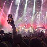 Mário Marra Instagram - Eram quatro caras de uma cidade do interior. Quatro caras muito jovens que viveram todas as inquietações da juventude em uma época de muitas mudanças no mundo. Conviveram com as dúvidas, as perdas, os medos, desejos e transformações que nós todos vivemos. Eram jovens e é uma característica da idade tentar entender os hormônios, as ansiedades. Transformar o mundo, descomplicar o complexo, complicar o simples, abusar de si mesmo, da inconsequência, irreverência e gritar por espaço, atenção. O tempo custava a passar e eles meteram a cara no trabalho. As oportunidades chegaram e aos poucos os caras conseguiram colocar no papel o que estavam vivendo, conseguiram se conectar com pessoas que sentiam as mesmas coisas. Os quatro experimentaram as mudanças do mundo e passaram a perceber que, mesmo sendo ainda muito novos, cheios de erros, medos e limitações, claro, eles representavam muita gente e entenderam que já não era mais só eles. Era possível e desejável deixar recados, semear esperança, despertar olhares mais humanos. Minha mãe, a dona Stella, ou tia Tetela (meus primos precisam saber que sempre amei a forma que eles falam dela) era uma impactada por eles. Eu, um bebê, fui colocado para dormir com ela cantando Beatles. Brincávamos de fazer barulho com a nossas bocas tentando repetir som de músicas que eles cantavam. Minha mãe está na minha mente, no meu coração e marcada na minha pele atravessando uma famosa rua em Londres com os quatro caras que foram tão importantes para ela. Estar novamente no show do Paul é rever tudo, é relembrar, é poder entender que as coisas vão melhorar sempre e a cada dia ficarão menos duras, pesadas e que é possível ser mais leve e melhor a cada dia. O show é sempre um grande espetáculo. Ele sabe o tamanho dele e sabe que pode oferecer simpatia, amor, afeto, proposta de paz e crescimento. Eu e a Renata ficamos ali apertados e abraçados por longas quatro horas e de novo saímos felizes, melhores e mais reflexivos. Paul e seus amigos são a trilha da minha vida e tenho muito a agradecer a eles. Te amo, meu Sir. And in the end The love you take Is equal to the love you make