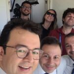 Mário Marra Instagram - Mais uma cobertura com a sensação de ter sido muito especial. Nem falo do produto final, daquilo que vai ao ar. É um privilégio muito grande ver tanta gente tão diferente e que veio de lugares diferentes se esforçando para fazer a roda girar. Algumas vezes queria ser mesmo o tal mosquitinho que fica vendo as pessoas sem ser percebido. E o produto foi para as casas das pessoas e todos voltaram mais cansados, com menos horas dormidas, alguns com calos, outros com o ardor do sol que vai incomodar por mais uns dias. Todos voltaram também mais experientes e com histórias para contar. O post era só para agradecer mesmo e passar, para quem não sabe ainda, que não é fácil e que os erros estão sempre ali por perto, mas o acerto é "culpa" do envolvimento de todos. Foi uma honra representar a ESPN na final da Sul-Americana e poder ver de perto a máquina funcionar. Muito obrigado. Estadio Domingo Burgueño Miguel