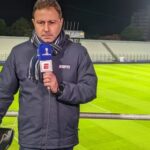 Mário Marra Instagram - Mais uma cobertura com a sensação de ter sido muito especial. Nem falo do produto final, daquilo que vai ao ar. É um privilégio muito grande ver tanta gente tão diferente e que veio de lugares diferentes se esforçando para fazer a roda girar. Algumas vezes queria ser mesmo o tal mosquitinho que fica vendo as pessoas sem ser percebido. E o produto foi para as casas das pessoas e todos voltaram mais cansados, com menos horas dormidas, alguns com calos, outros com o ardor do sol que vai incomodar por mais uns dias. Todos voltaram também mais experientes e com histórias para contar. O post era só para agradecer mesmo e passar, para quem não sabe ainda, que não é fácil e que os erros estão sempre ali por perto, mas o acerto é "culpa" do envolvimento de todos. Foi uma honra representar a ESPN na final da Sul-Americana e poder ver de perto a máquina funcionar. Muito obrigado. Estadio Domingo Burgueño Miguel