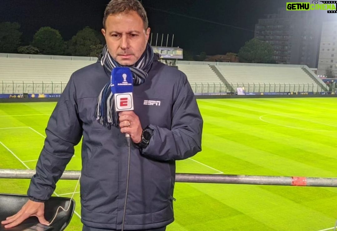 Mário Marra Instagram - Mais uma cobertura com a sensação de ter sido muito especial. Nem falo do produto final, daquilo que vai ao ar. É um privilégio muito grande ver tanta gente tão diferente e que veio de lugares diferentes se esforçando para fazer a roda girar. Algumas vezes queria ser mesmo o tal mosquitinho que fica vendo as pessoas sem ser percebido. E o produto foi para as casas das pessoas e todos voltaram mais cansados, com menos horas dormidas, alguns com calos, outros com o ardor do sol que vai incomodar por mais uns dias. Todos voltaram também mais experientes e com histórias para contar. O post era só para agradecer mesmo e passar, para quem não sabe ainda, que não é fácil e que os erros estão sempre ali por perto, mas o acerto é "culpa" do envolvimento de todos. Foi uma honra representar a ESPN na final da Sul-Americana e poder ver de perto a máquina funcionar. Muito obrigado. Estadio Domingo Burgueño Miguel