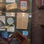 Mário Marra Instagram - Foi hoje em 1863 que alguns senhores se reuniram em um pub em Covent Garden e começaram a desenhar o que hoje toma conta do mundo. Eles queriam definir e padronizar para que o futebol fosse jogado com as mesmas regras em todo Reino Unido e criaram a FA, a primeira liga de futebol do mundo. Foi o primeiro grande passo e depois veio o profissionalismo. Um #tbt especial dos 160 anos daquela data. Freemasons Arms