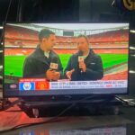 Mário Marra Instagram – O #tbt de hoje traz uma lembrança muito boa.
Lembrança de jogos da Premier League direto dos estádios.
Na foto, eu e mestre @pauloandradereal .
Cá entre nós, qual foi a última vez que o Paulo Andrade errou o jogador que tocou na bola?
Paulo é muito craque, vê todo o jogo e identifica todos os jogadores com muita técnica.
Amanhã estarei, com Paulo Andrade, em Burnley x Manchester City, abertura da Premier League.
Já não vejo a hora. Que saudade que estou da competição que mais gosto!
#PremierLeagueNaESPN