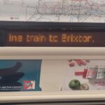 Mário Marra Instagram – O #tbt de hoje é uma lembrança recente.
Lembrança de pegar o metrô em Londres e buscar entender mais sobre um momento histórico: a chegada do Empire Windrush, navio que saiu da Jamaica para a Inglaterra.
A intenção era povoar o país, sofrido por causa da Segunda Guerra Mundial. Povoar, reconstruir, trazer força de trabalho e ânimo.
Estava em Londres no dia 22 de junho, data exata da chegada do navio, data da celebração dos 75 anos do que se tornou conhecida como Geração Windrush. O bairro de Brixton acabou se tornando casa de tantos imigrantes não só da Jamaica, mas de outros tantos países que ajudaram a reconstrução do Reino Unido.
O dia não foi de apenas celebração, mas de muita reflexão. Existe uma valorização da cultura negra na Inglaterra e Brixton faz questão de produzir conteúdos com a temática.
Foi por causa das tensões causadas boa parte pelo racismo da polícia nos confrontos com trabalhadores em Brixton que Eddy Grant compôs, em 1982, a música Eletric Avenue. Estive lá.
O dia foi repleto de atividades culturais e sociais por lá. O 22 de junho vai ser sempre um dia simbólico, assim como a Eletric Avenue, assim como o sofrimento de quem ajudou a reconstruir o país e tem que afirmar e reafirmar posições.
#tbt #brixton #eletricavenue #againstacism #eddygrant #empirewindrush #windrush