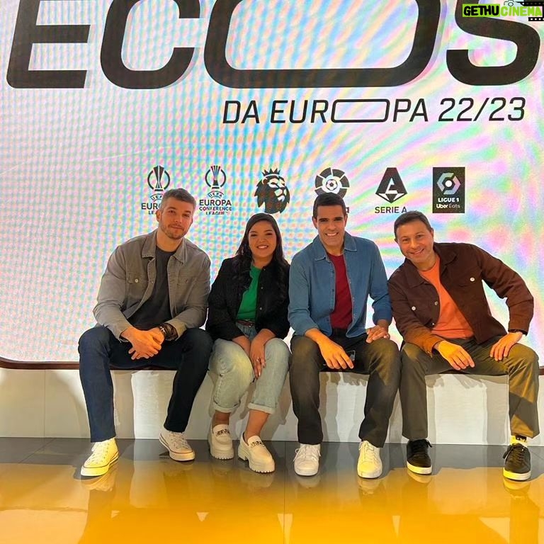 Mário Marra Instagram - Trabalhar na ESPN envolve ter o compromisso de estar atento aos principais campeonatos dos países da Europa. Transmitimos toda a temporada de diversos campeonatos e sempre ficamos muito felizes quando percebemos que o número de pessoas que nos assistem só cresce e muito do crescimento se dá porque muita gente boa se preocupa com a qualidade da informação que vai ao ar e com a imagem que vai até a casa das pessoas. Hoje foi aquele dia especial. Fechamento de temporada e dia de gravar o Ecos da temporada na Europa. Eu, @pauloandradereal , @palloma_carvalho e @mspadari fizemos a parte do programa que tratou da Premier League e outros colegas falaram da temporada italiana e da espanhola. Outros tantos trabalharam em outros tantos jogos e competições europeias. É muito bom poder ter tanta gente boa por perto. Um orgulho poder ter feito parte de tudo isso. Que venham outras tantas. O programa será exibido na ESPN, dia 14/06, e ficará também no @starplusbr .