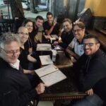 Mário Marra Instagram - Para fazer o evento ir até a casa das pessoas tem muita gente trabalhando feito louco. Um jogo como o de ontem envolve muito cuidado e muita atenção. O registro é do momento em que afrouxamos a gravata e paramos para agradecer a cada um e para rirmos um da cara do outro. Que equipe! Beijos nos queridos Dimas e no Cição.