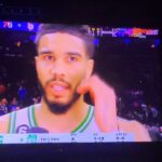 Mário Marra Instagram - A narrativa estava pronta. Tatum, no jogo que determinaria o fim da temporada para o Boston Celtics, não pontuava. Errava, errava e parecia estar estranho, mais lento, mais tenso, travado. É claro que a confiança, ou a falta dela, poderia entrar no contexto. Poderia. O esporte sempre nos ensina e acaba nos expondo. Os que estavam com o texto pronto com manchetes relacionando o camisa 0 ao amarelão tiveram que apagar correndo. O último quarto foi dele. Quase que só dele e haverá o sétimo jogo em Boston. Sabe o pior? É que Tatum realmente não estava bem, mas ele não merecia o aproveitador rótulo. Alguém merece rótulos? Não! Não estamos condenados a sermos o que formos ontem ou o que pensam que somos. O esporte nos dá a oportunidade de ser diferente, de fazer diferente, de se recuperar, de valorizar o esforço e a história do outro.