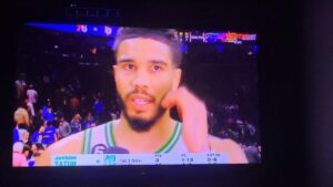 Mário Marra Instagram - A narrativa estava pronta.
Tatum, no jogo que determinaria o fim da temporada para o Boston Celtics, não pontuava. Errava, errava e parecia estar estranho, mais lento, mais tenso, travado.
É claro que a confiança, ou a falta dela, poderia entrar no contexto. 
Poderia. 

O esporte sempre nos ensina e acaba nos expondo.
Os que estavam com o texto pronto com manchetes relacionando o camisa 0 ao amarelão tiveram que apagar correndo.

O último quarto foi dele. Quase que só dele e haverá o sétimo jogo em Boston.

Sabe o pior? É que Tatum realmente não estava bem, mas ele não merecia o aproveitador rótulo. Alguém merece rótulos? Não! Não estamos condenados a sermos o que formos ontem ou o que pensam que somos. 

O esporte nos dá a oportunidade de ser diferente, de fazer diferente, de se recuperar, de valorizar o esforço e a história do outro.