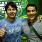 Mário Marra Instagram - É dia de #tbt hoje? Dia de lembrar dos tempos de viagens para lá e para cá pelo Premiere. A foto é de Juiz de Fora, mas não faço ideia de qual jogo. Estava ali com um imenso parceiro de estrada e de microfone. Trabalhamos juntos tantas vezes... Ele me convidava para a Rede Minas e depois ainda nos víamos no Sistema Globo de Rádio. Ter o Marcos Leandro ao lado era sempre certeza de afeto, bons papos e qualidade. E não é que hoje o meu amigo mora perto da minha casa?! Saudade, meu querido @_marcosleandro_ !
