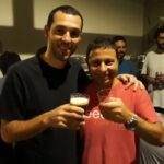Mário Marra Instagram - Hoje é um dia especial para falar de mim mesmo. Sim, eu sei que é aniversário do @gustavohofman e sei também o quanto aprendi sobre ele e com ele. Cheguei na ESPN e ele me acolheu. Era um bom papo diário e rapidamente soube que ali eu teria segurança e cumplicidade. Acompanhei o crescimento, os desafios que ele aceitava e a forma que se entregava e como cumpria tudo com garra, trabalho e zelo. Hofman tem uma visão incrível de mundo, de culturas diferentes, ama o que faz e como vive. Como foi bom para mim perceber tudo de tão perto. Hoje, já nem tão perto assim, continuo admirando, rindo, torcendo e comemorando que tenho mais um quarto em Madri. Parabéns, meu amigo. Saudades. Muito obrigado por tudo.