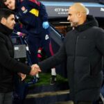 Mário Marra Instagram - Admiração. Fiquei pensando qual palavra usaria para descrever a relação entre Guardiola e Arteta. Claro que talvez fosse necessário falar sobre respeito também, mas admiração fala mais alto. Você pode respeitar alguém que você não admira, mas certamente você respeita as pessoas que admira. Guardiola admira Arteta. Arteta admira Guardiola. Hoje, em entrevista coletiva, Guardiola mostrou o quanto ele pensa em Arteta. Ele disse "when you talk about the work of a football manager, I am a trainer, not a manager. I have the feeling Mikel changed the structure of the club..." A tradução é: quando você fala sobre o trabalho de gerente, eu sou um treinador, não um gerente. Eu percebo que Arteta mudou a estrutura do clube..." Ele observa de longe o desenvolvimento profissional de alguém que ele teve, como auxiliar, muito perto. Arteta assumiu o desafio de alçar o próprio voo. E não foi fácil. Várias vezes o nome dele foi falado como alguém que deveria ter sido demitido. Talvez até o rótulo de estagiário tenha sido colado nele. E as derrotas, eliminações e frustrações devem ter minado suas noites de sono, mas ele tinha convicções. Em três anos e meio ele transformou o clube. Rejuvenesceu o elenco e se fortaleceu na profissão. Amanhã será dia de admirarmos Guardiola e Arteta. Dia de admirarmos Manchester City e Arsenal. A diferença entre eles na tabela de classificação é de cinco pontos, mas o City tem dois jogos a menos. Estamos chamando de final em pontos corridos É uma honra estar na transmissão do jogo ao lado de gente que tanto admiro como @pauloandradereal , @natgedra , @j.castelobranco e @carlossimonapito. Que responsabilidade! Que honra! Crédito da 📷 - Matt McNulty - Manchester City #PremierLeaguenaESPN